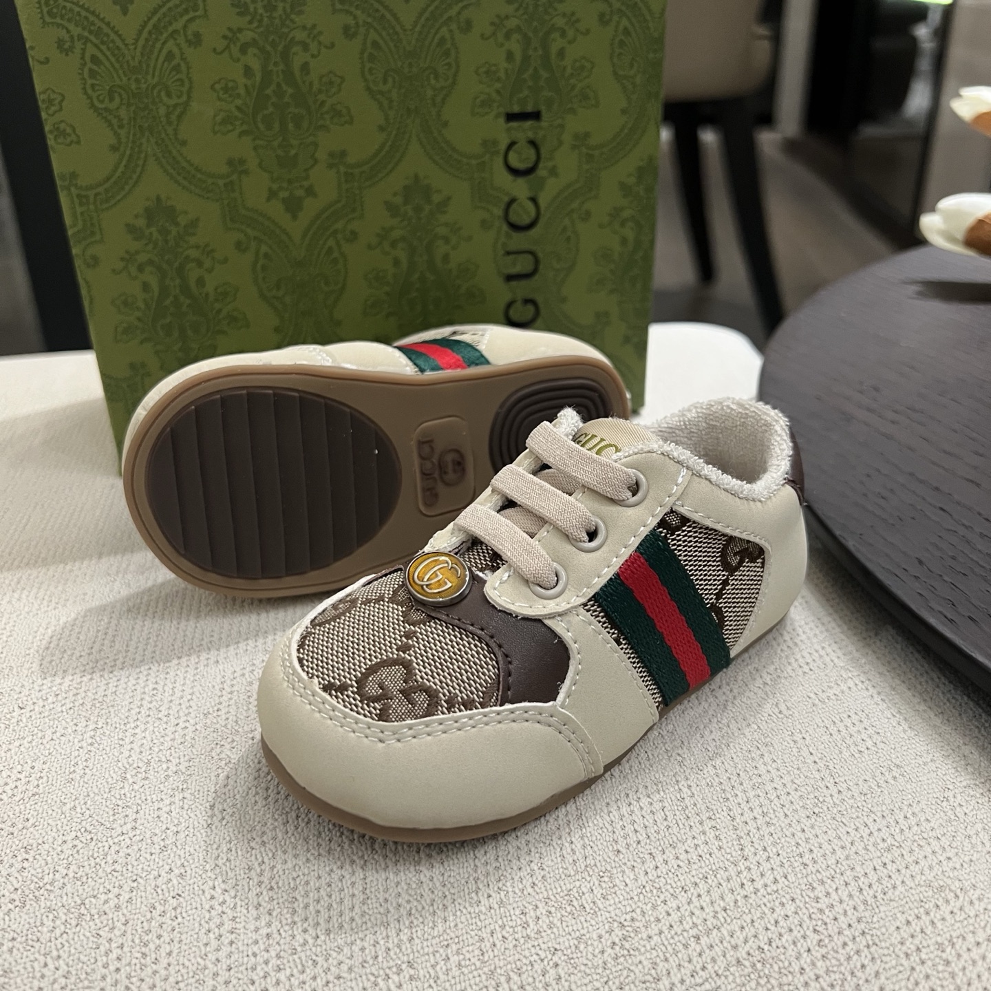 Children's shoes child